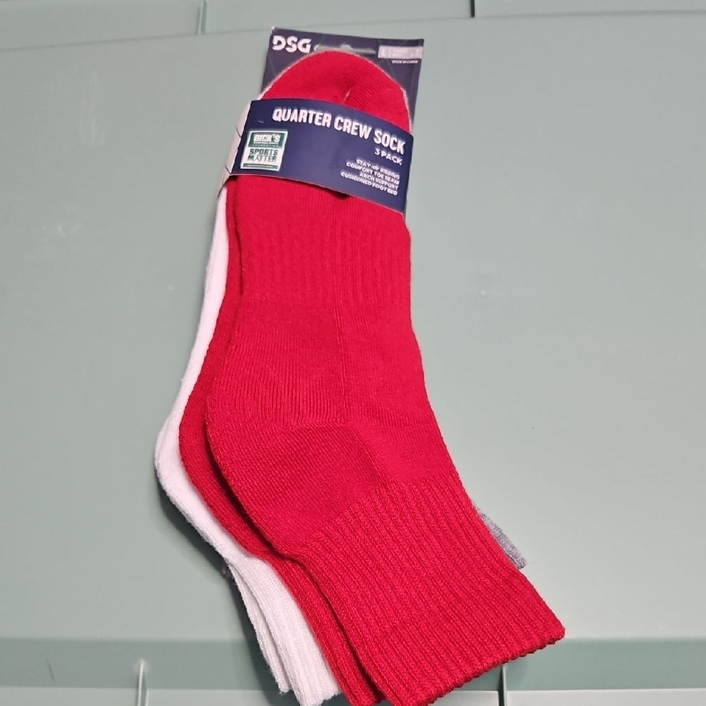 DSG ADULT UNISEX QUARTER CREW SOCKS: RED/WHITE/GRAY: NEW IN PACK: SIZE L